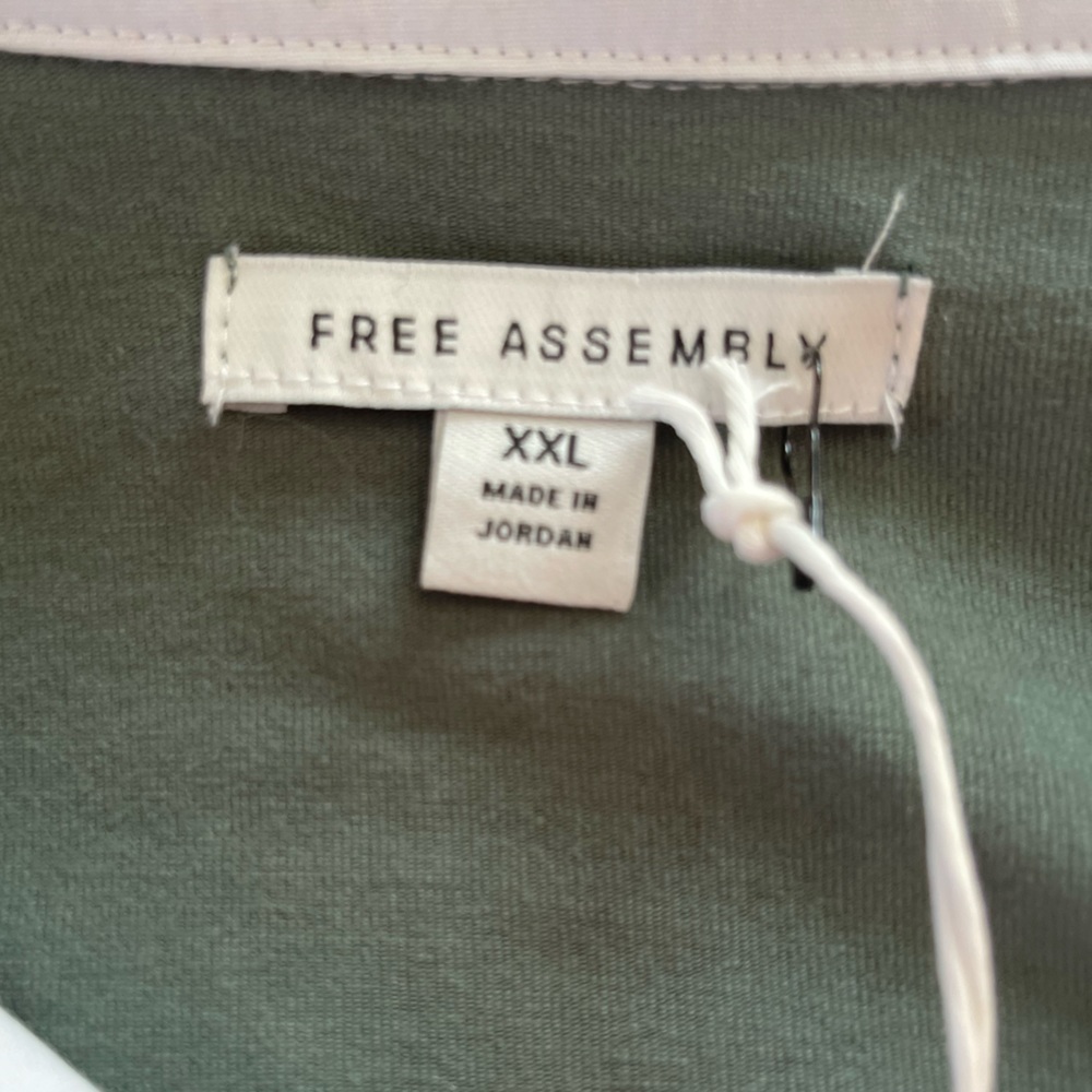 NWT Free Assembly V-Neck top with puff sleeves that tie. - Picture 7 of 9
